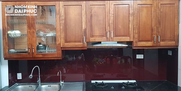 Mẫu kính ốp bếp màu đỏ vang