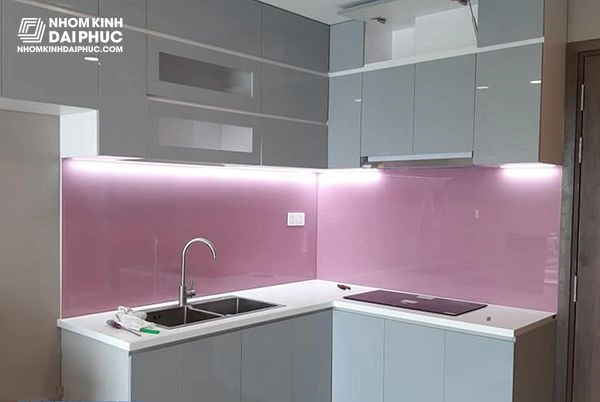 Mẫu kính ốp bếp màu hồng phấn