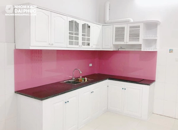Mẫu kính ốp bếp màu hồng