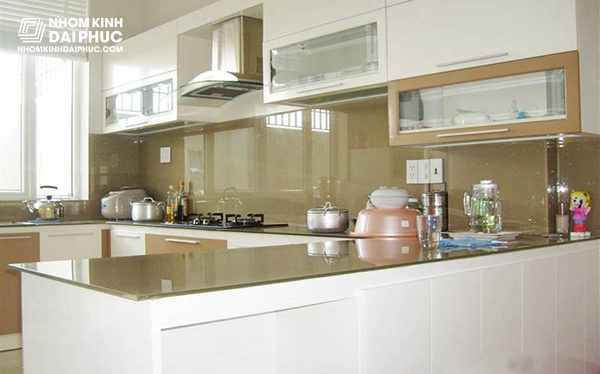 Mẫu kính ốp bếp màu kem sữa
