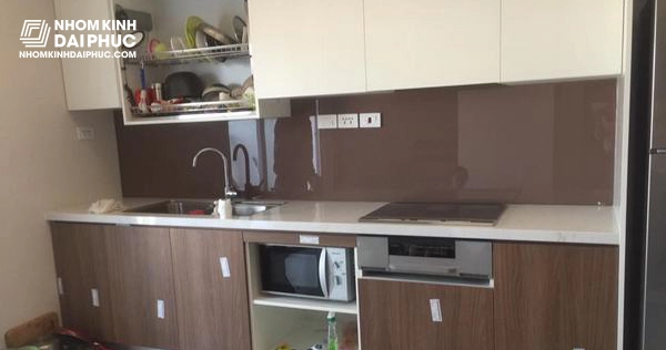 Mẫu kính ốp bếp màu nâu đất