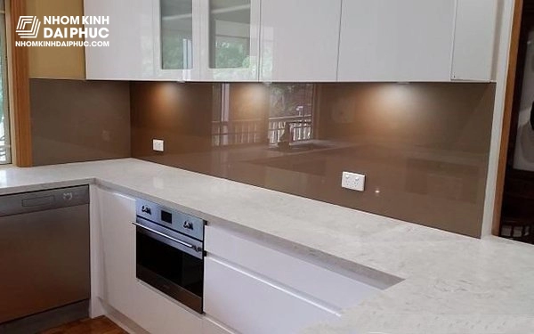 Mẫu kính ốp bếp màu nâu