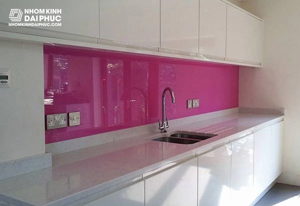 Mẫu kính ốp bếp màu tím hồng