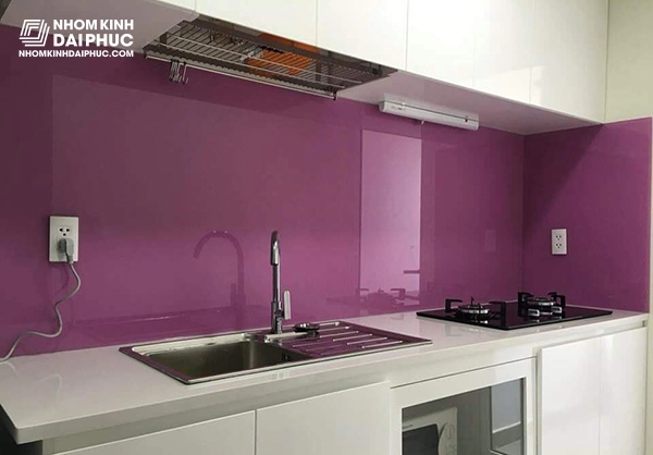 Mẫu kính ốp bếp màu tím thủy chung
