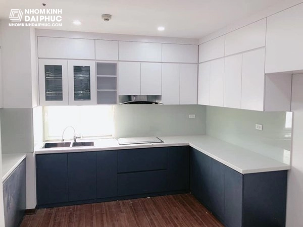 Mẫu kính ốp bếp màu trắng sứ