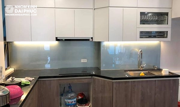 Mẫu kính ốp bếp màu trắng sữa
