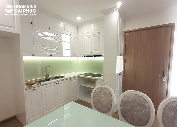 Mẫu kính ốp bếp màu trắng xanh