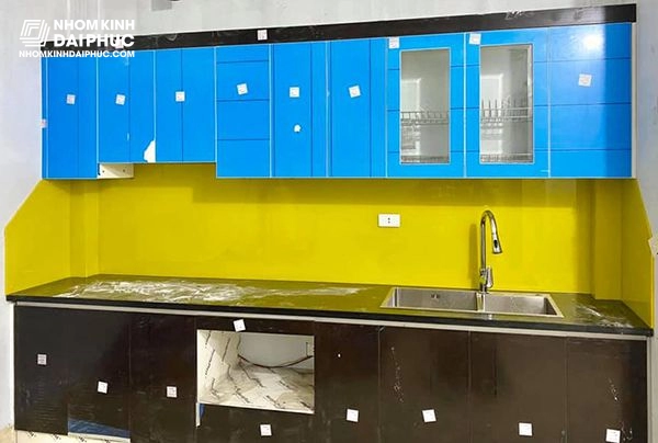 Mẫu kính ốp bếp vàng cam