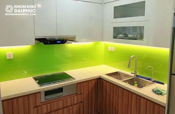 Mẫu kính ốp bếp màu vàng chanh