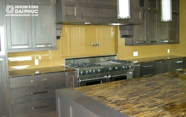 Mẫu kính ốp bếp màu vàng nhạt