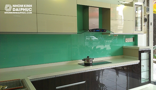 Mẫu kính ốp bếp màu xanh cốm