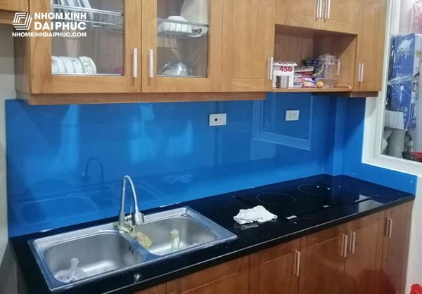 Mẫu kính ốp bếp xanh đại dương