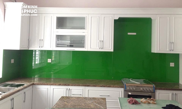 Mẫu kính ốp bếp màu xanh lá
