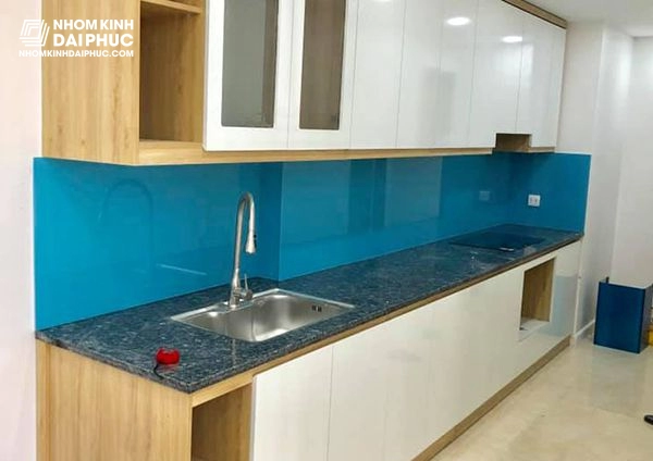 Mẫu kính ốp bếp màu xanh lam