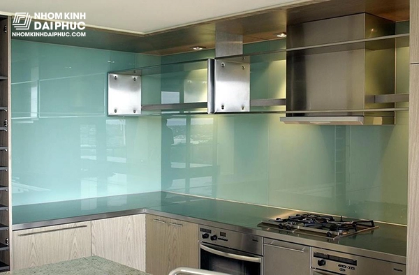 Mẫu kính ốp bếp màu xanh lơ