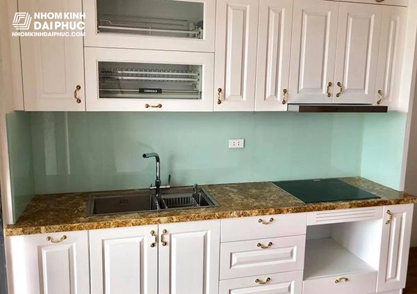 Mẫu kính ốp bếp màu xanh ngọc