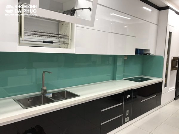 Mẫu kính ốp bếp màu xanh ngọc