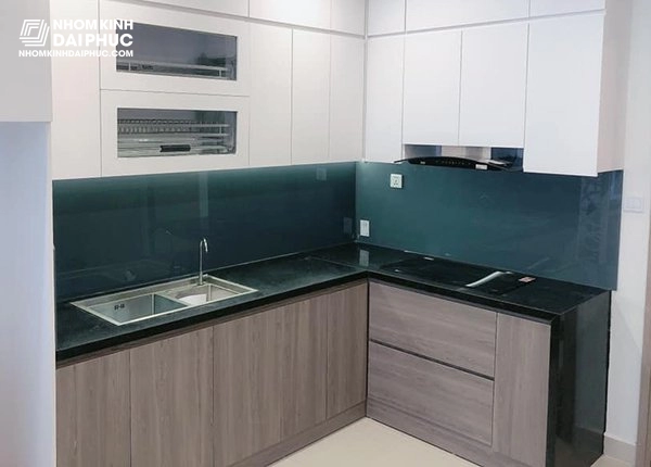 Mẫu kính ốp bếp màu xanh rêu