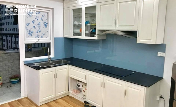 Mẫu kính ốp bếp màu xanh tím