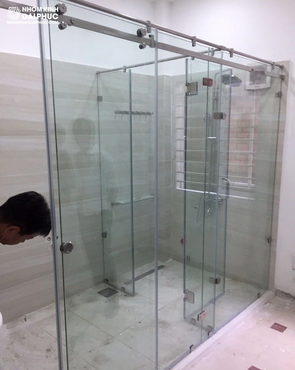 Cửa kính phòng tắm mở lùa