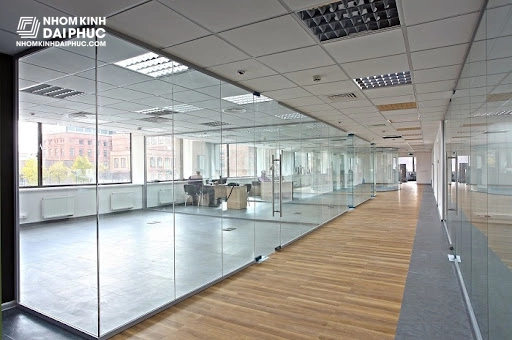 Vách Kính Cường Lực Trong Văn Phòng