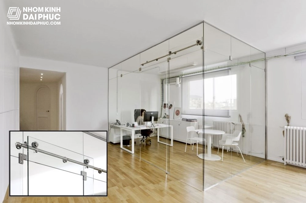 Vách kính văn phòng kết hợp cửa kính lùa