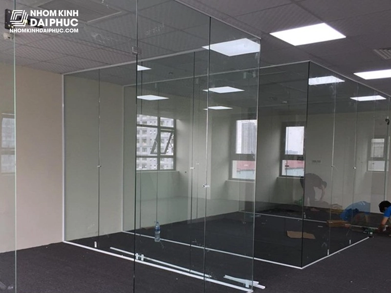 Vách kính cường lực ngăn phòng