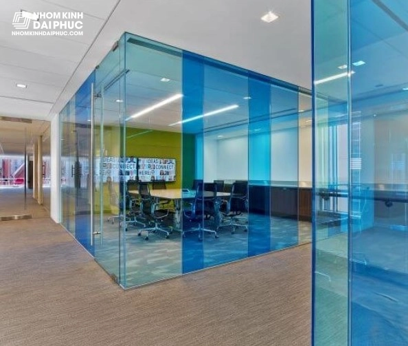 Vách Kính Cường Lực Màu Xanh Nước Biển