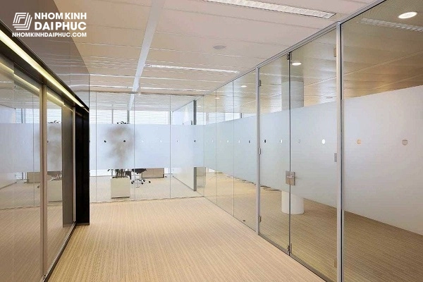 Vách kính văn phòng tạo không gian thoáng cho phòng làm việc