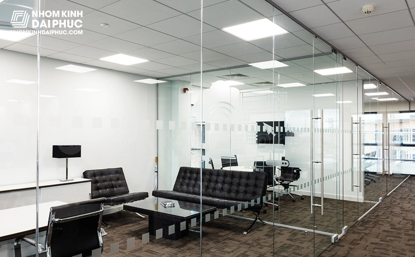Vách kính văn phòng được làm bằng kính cường lực và khung nhôm