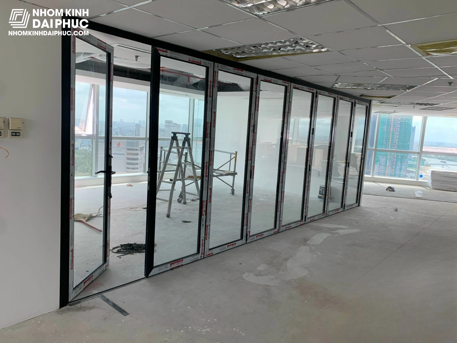 Vách ngăn nhôm kính Xingfa màu đen