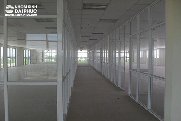 Vách ngăn nhôm kính Xingfa