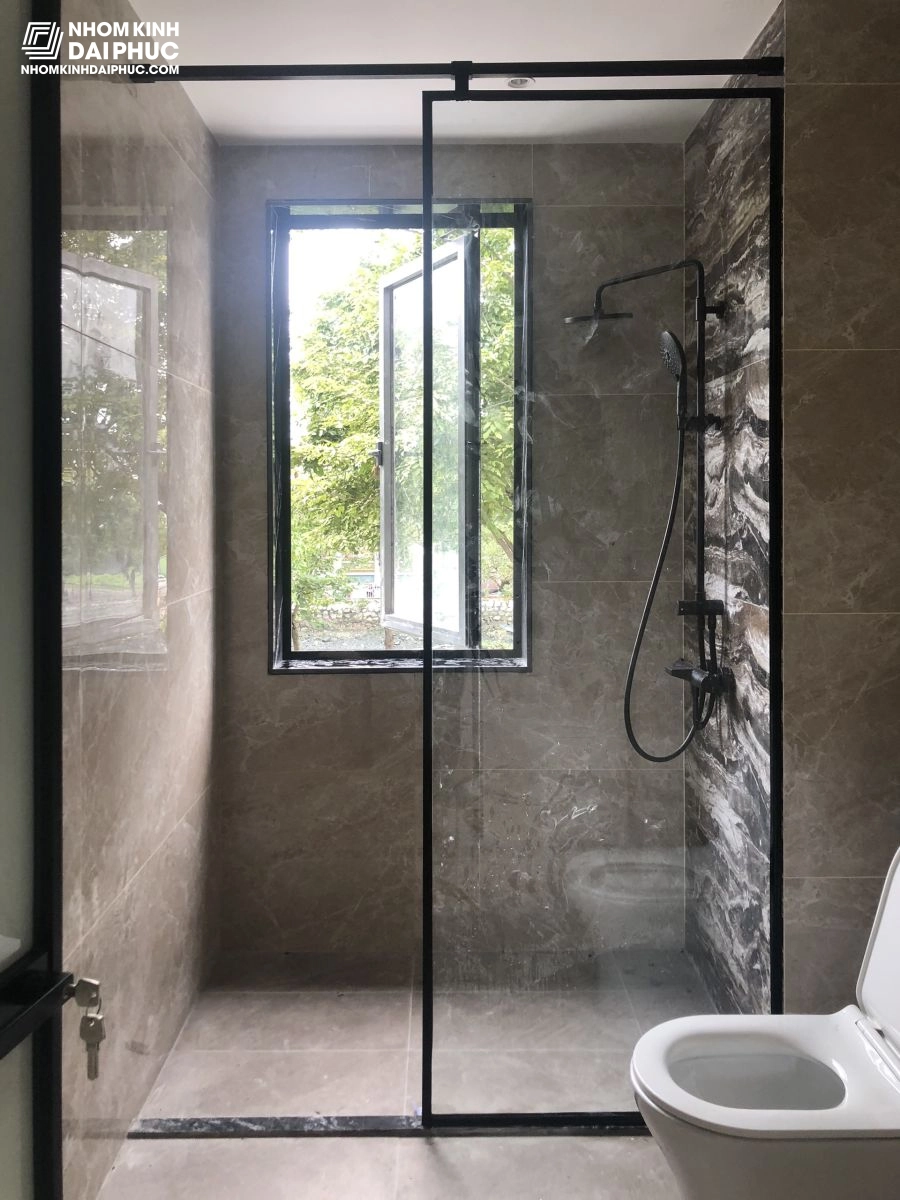 Vách kính slim toilet