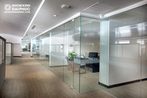 Vách ngăn văn phòng kính cường lực 10 ly