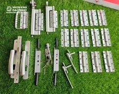 Bộ phụ kiện cửa xếp trượt hệ 75 rãnh c 4 cánh (oxydized cao cấp) Janus mã XT75