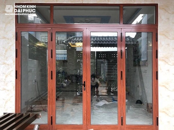 Cửa nhôm Xingfa 4 cánh mở quay vân gỗ