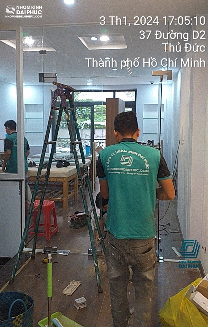 Cửa kính cường lực, bản lề sàn đường D2, Thủ Đức