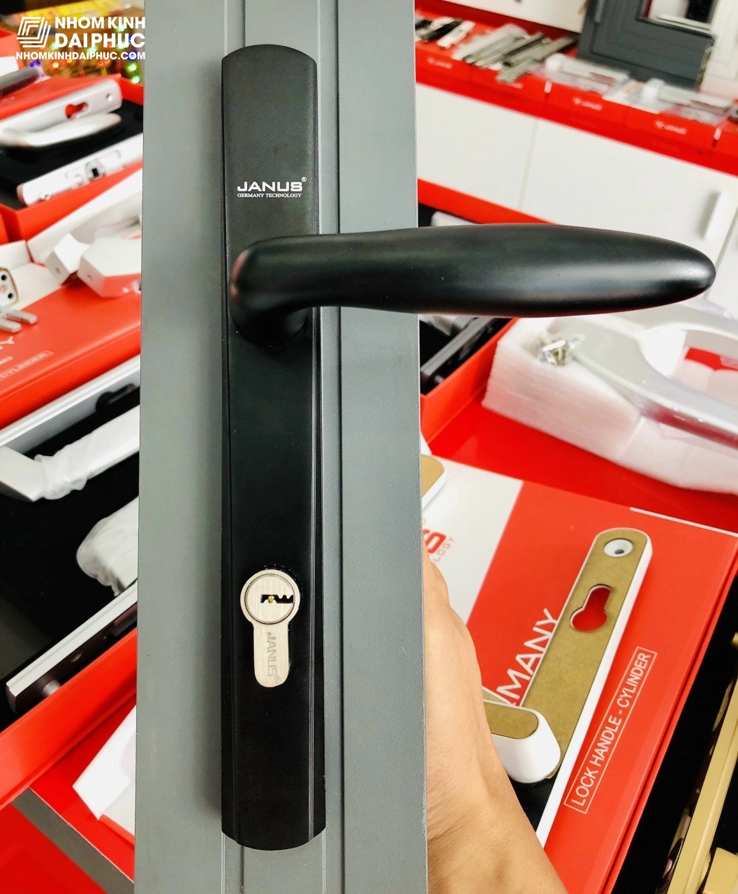 Khoá cửa Janus dành cho cửa nhôm tay tròn màu đen
