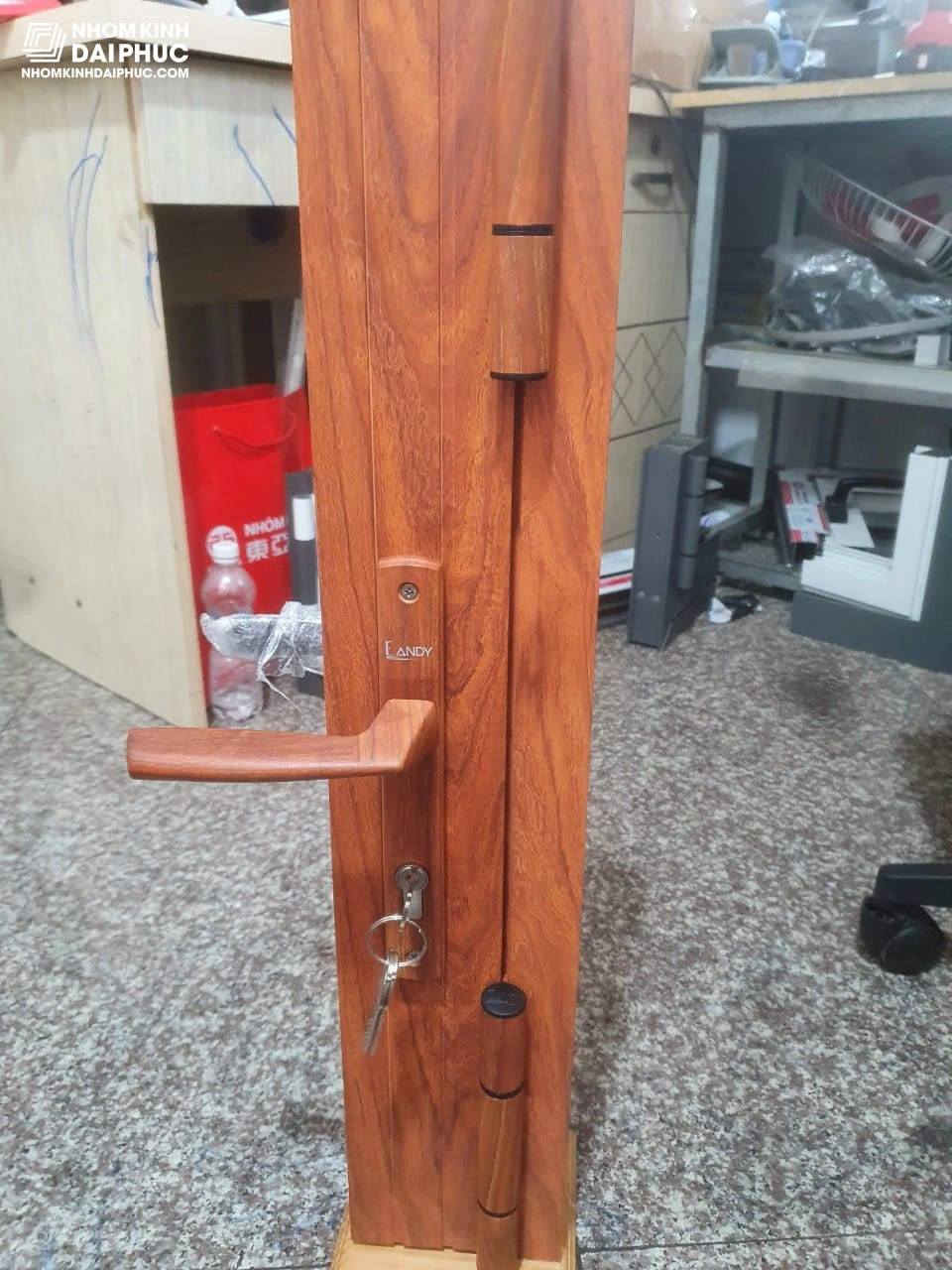 Khóa đơn điểm CANDY màu Vân Gỗ (Tay Tam Giác hoặc Tay Cong)