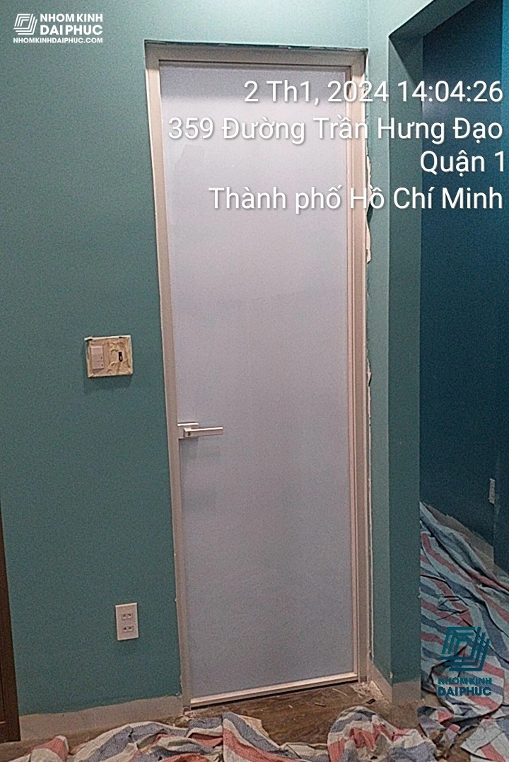 Lắp đặt hoàn thiện bàn giao 4 bộ cửa slim mở quay màu trắng sữa đường Trần Hưng Đạo, Quận 1