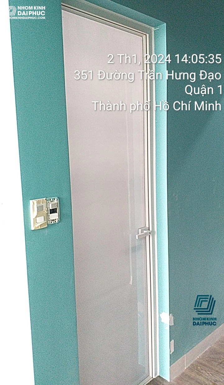 Lắp đặt hoàn thiện bàn giao 4 bộ cửa slim mở quay màu trắng sữa đường Trần Hưng Đạo, Quận 1