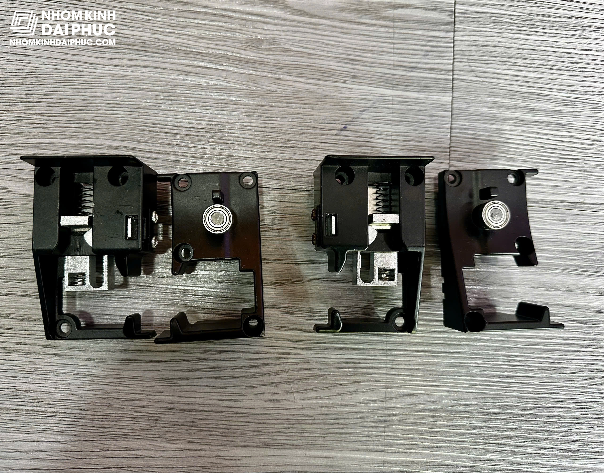 Phụ kiện cửa trượt quay. Bộ chuyển đổi từ mở sang trượt cửa trượt quay