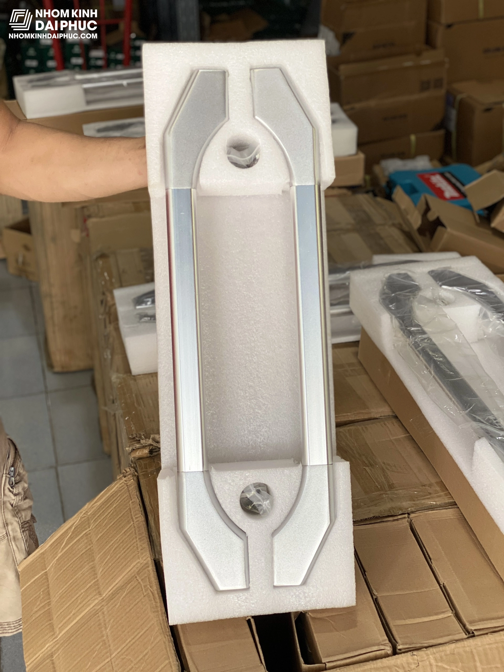 Tay nắm cửa trượt quay. Tay nắm chữ D cửa trượt quay